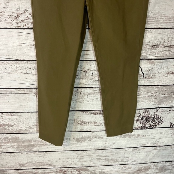 Everlane the Fixed-Waist Stretch Cotton Pant in Olive Green. - Picture 6 of 10